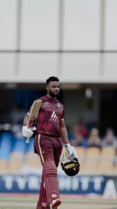 “वेस्ट इंडीज़ के स्टार बल्लेबाज़ शाई होप रन बनाकर बैट उठाते हुए—शानदार प्रदर्शन के बाद मैदान से बाहर जाते हुए।”