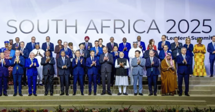 G20 जोहान्सबर्ग समिट 2025 में विश्व नेताओं का समूह फोटो, जिसमें PM मोदी भी शामिल हैं | G20 Johannesburg Summit 2025.