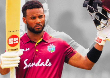 अंतरराष्ट्रीय मैच में शानदार पारी के बाद बल्ला और हेलमेट उठाकर जश्न मनाते वेस्ट इंडीज के स्टार बल्लेबाज़ की तस्वीर।