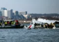 पोटोमैक नदी में विमान और सैन्य हेलीकॉप्टर की टक्कर के बाद बचाव अभियान | US Plane Crash News