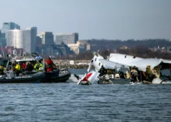 पोटोमैक नदी में विमान और सैन्य हेलीकॉप्टर की टक्कर के बाद बचाव अभियान | US Plane Crash News