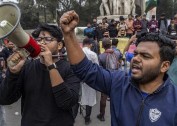 India Bangladesh Diplomatic Tensions 2025 में दिल्ली बांग्लादेश हाई कमीशन के बाहर प्रदर्शनकारी