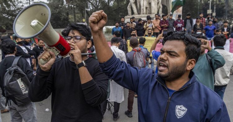 India Bangladesh Diplomatic Tensions 2025 में दिल्ली बांग्लादेश हाई कमीशन के बाहर प्रदर्शनकारी