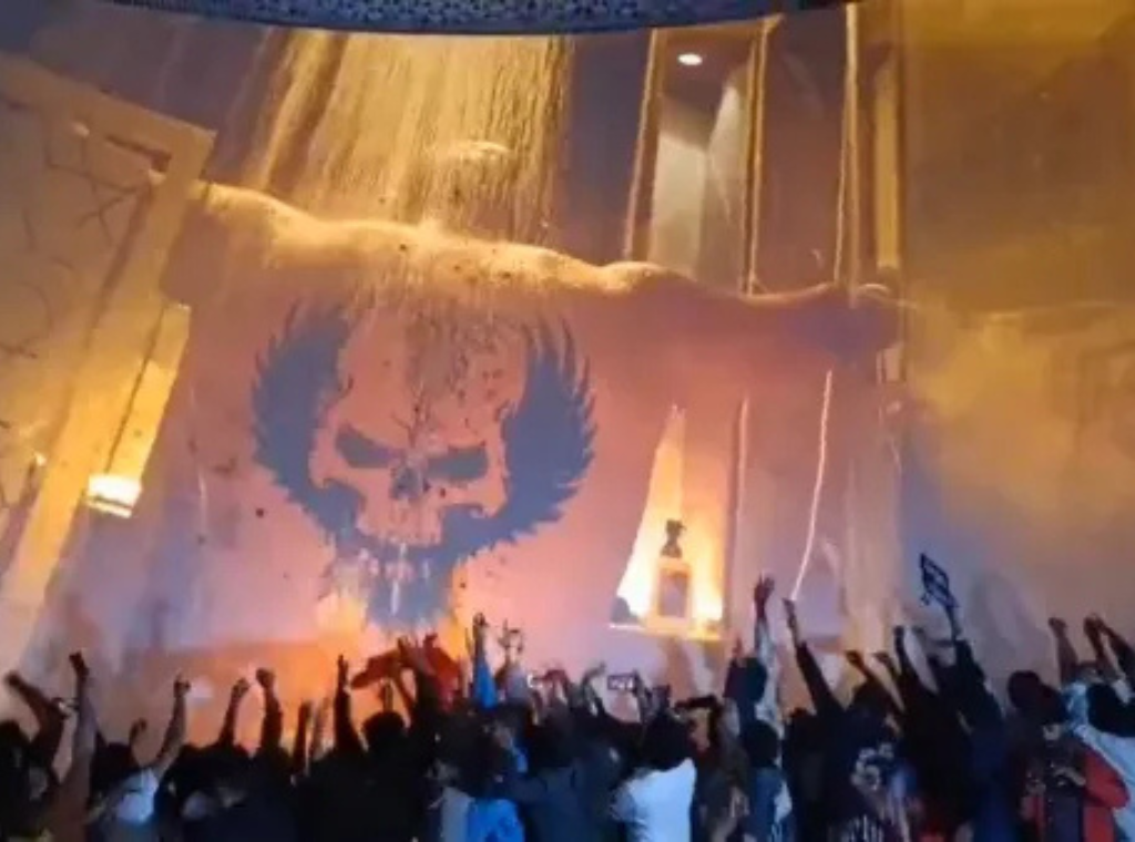 फिल्म रिलीज़ होते ही थिएटरों में दर्शन के फैंस का जबरदस्त जमावड़ा दिखाई दिया। the devil movie