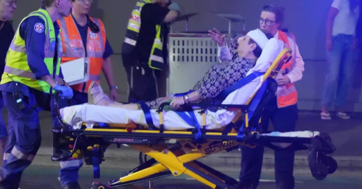 बोंडी बीच पर आपातकालीन सेवाओं द्वारा घायल व्यक्तियों का इलाज और पुलिस की उपस्थिति। Shooting at Bondi Beach