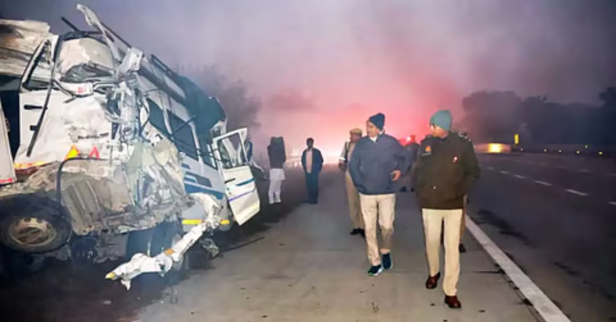 यमुना एक्सप्रेसवे हादसे के बाद राहत और बचाव कार्य में जुटी पुलिस और प्रशासन | yamuna expressway accident