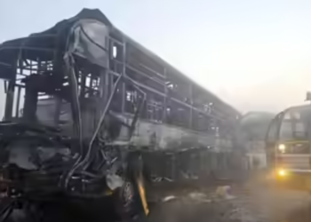 यमुना एक्सप्रेसवे मथुरा में भीषण सड़क हादसे के बाद जली हुई बसें और क्षतिग्रस्त वाहन | yamuna expressway accident