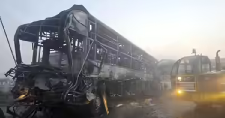 यमुना एक्सप्रेसवे मथुरा में भीषण सड़क हादसे के बाद जली हुई बसें और क्षतिग्रस्त वाहन | yamuna expressway accident