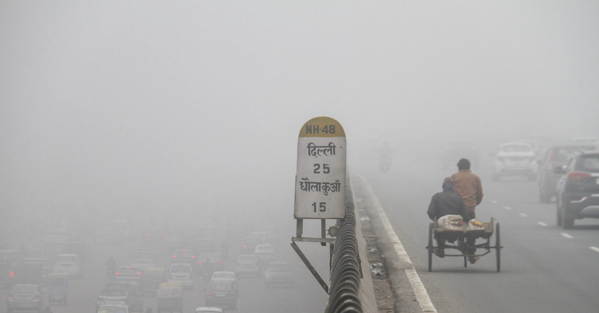 सर्दियों में मास्क पहनकर दिल्ली की सड़कों पर चलते लोग, वायु प्रदूषण से बचाव |  temperature in delhi