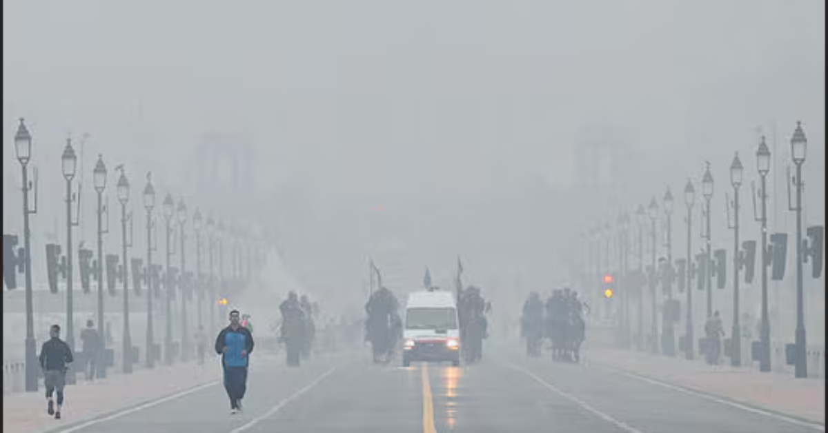 दिल्ली में स्मॉग और वायु प्रदूषण के कारण कम दृश्यता, सड़कों पर धुंध की चादर | temperature in delhi 