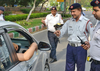 दिल्ली पेट्रोल पंप पर PUC चेक करते कर्मचारी और “नो PUC, नो फ्यूल” नियम का बोर्ड | puc certificate