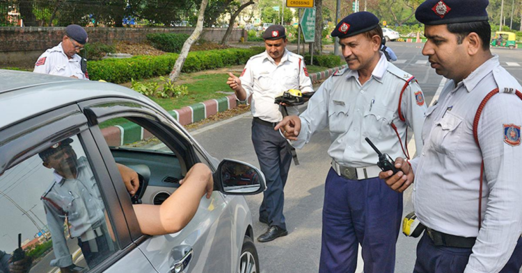 दिल्ली पेट्रोल पंप पर PUC चेक करते कर्मचारी और “नो PUC, नो फ्यूल” नियम का बोर्ड | puc certificate