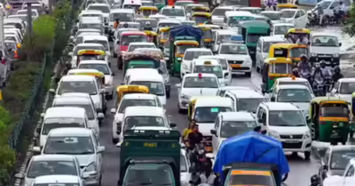 दिल्ली के पेट्रोल स्टेशन पर वाहन मालिक PUC सर्टिफिकेट दिखाते हुए | puc certificate