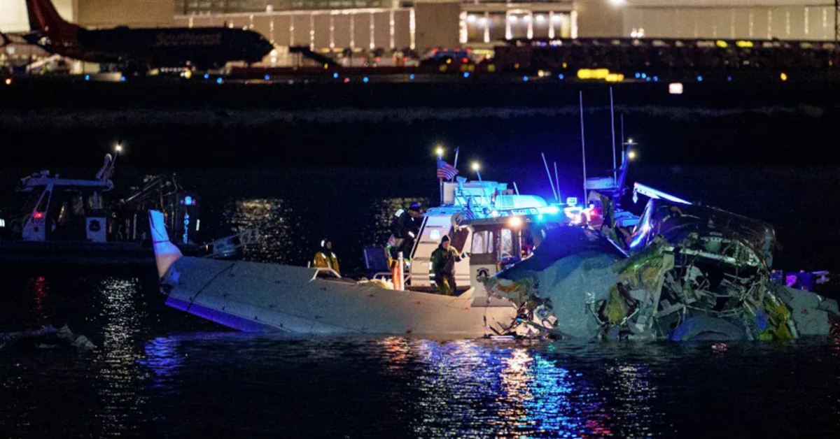 पोटोमैक नदी विमान हादसे के पीड़ितों के परिवार कोर्ट में न्याय की मांग करते हुए | US Plane Crash News