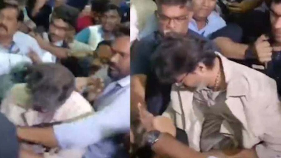 Thalapathy Vijay चेन्नई एयरपोर्ट पर फैंस की भारी भीड़ में गिरते हुए, दिसंबर 2025 की वायरल घटना