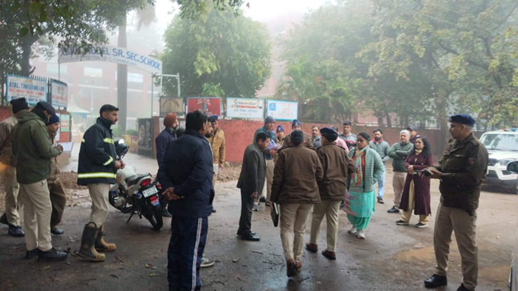 Chandigarh school bomb threat: 26 स्कूलों को मिली बम धमकी, पुलिस जांच में जुटी