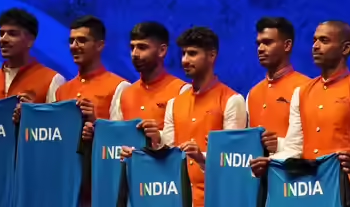 Pune Grand Tour 2026 प्रोलॉग स्टार्ट लाइन गुडलक चौक पर साइकिलिस्ट तैयार - भारत की पहली UCI 2.2 रेस