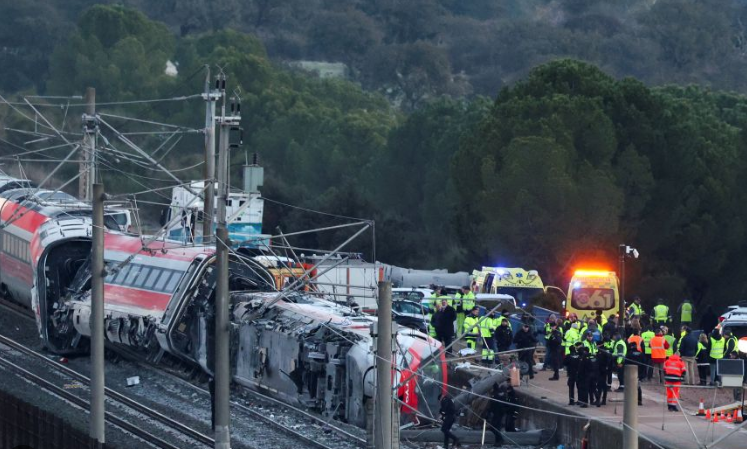 स्पेन ट्रेन क्रैश साइट पर मलबा और डिरेल हुई ट्रेनें, एडमुज कोर्डोबा 2026 | Spain Train Crash