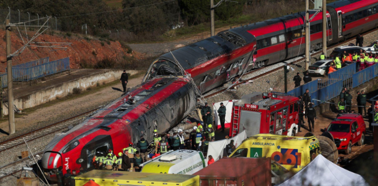एरियल व्यू में डिरेल और क्रैश हुई हाई-स्पीड ट्रेनें, एडमुज स्पेन | Spain train crash