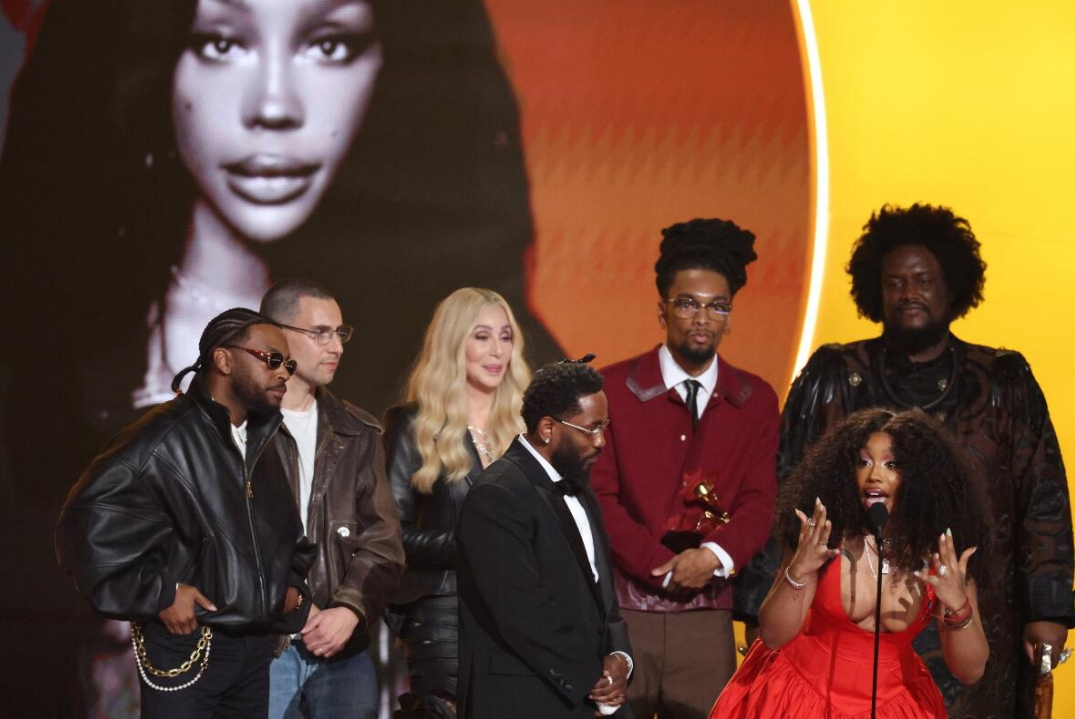Kendrick Lamar और SZA Grammy 2026 में "Luther" के लिए Record of the Year अवॉर्ड स्वीकार करते हुए