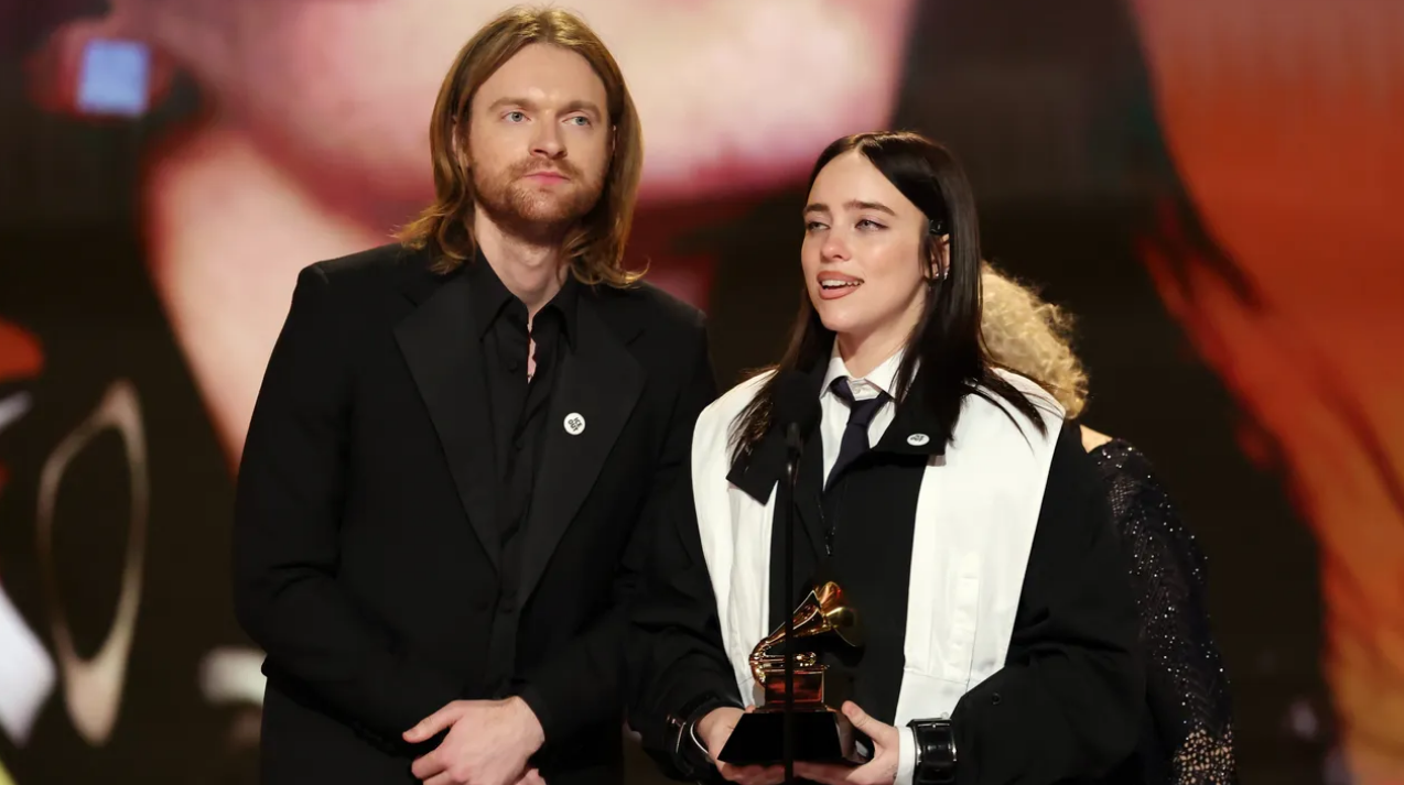 Billie Eilish और Finneas Grammy 2026 में "Wildflower" के लिए Song of the Year अवॉर्ड लेते हुए