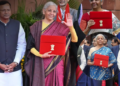निर्मला सीतारमण Union Budget 2026 के साथ हाथ हिलाती हुईं