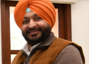 Ravneet Singh Bittu BJP नेता के रूप में, ऑरेंज पगड़ी में पोर्ट्रेट