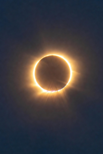 17 फरवरी 2026 Annular Solar Eclipse - बादलों के बीच रिंग ऑफ फायर बनता हुआ सूर्य, प्रकृति का अद्भुत खगोलीय चमत्कार