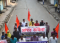 Bharat Bandh 2026: कोलकाता में मजदूर और किसान संगठनों के विरोध प्रदर्शन में भाग लेते लोग, बैनर लिए मार्च