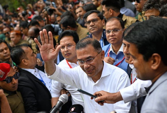 तारिक रहमान, बीएनपी अध्यक्ष और भावी प्रधानमंत्री, Bangladesh Election Results 2026 की landslide victory के बाद पार्टी ऑफिस में पत्रकारों से बात करते हुए, आत्मविश्वास से मुस्कुराते हुए।