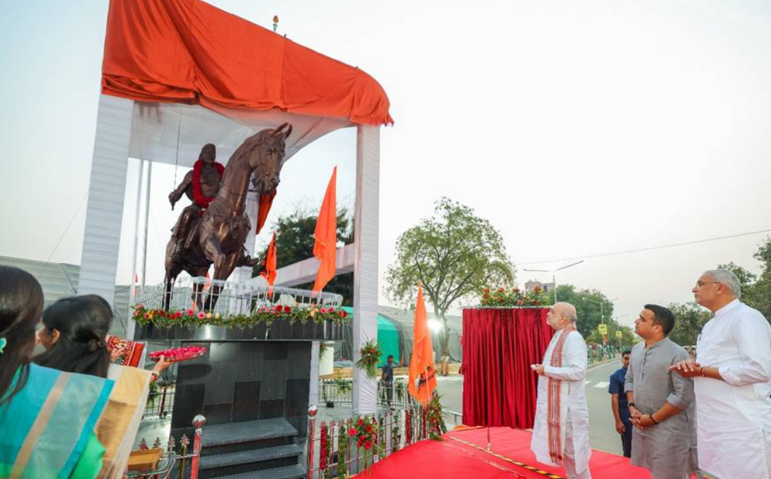 गंधीनगर में अमित शाह द्वारा अनावरण की गई छत्रपति शिवाजी महाराज की घोड़े पर सवार भव्य कांस्य प्रतिमा, लाल कपड़े से ढकी, उत्सव के दौरान दृश्य | Shivaji Jayanti 2026