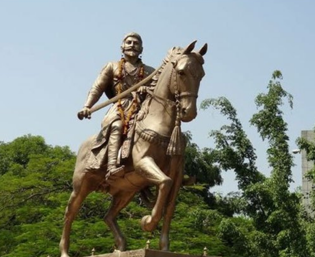 पुणे में छत्रपति शिवाजी महाराज की घोड़े पर सवार फाइबर/मेटल प्रतिमा, सजावट के लिए उपयोगी, सुनहरे रंग की | Shivaji Jayanti 2026