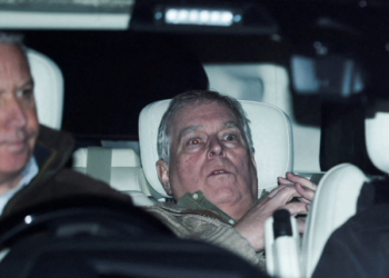 Prince Andrew Arrested के बाद कार में शॉक्ड नजर आते हुए, एपस्टीन फाइल्स से जुड़े आरोपों के बाद 19 फरवरी 2026 की तस्वीर