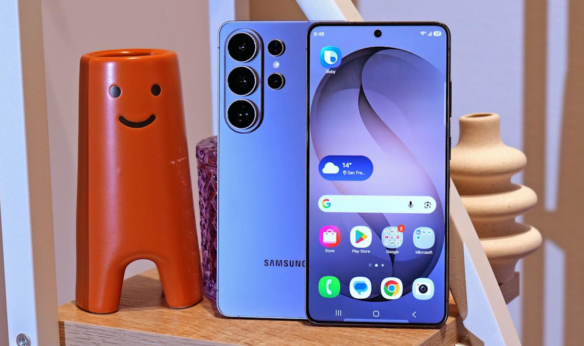 Samsung S26 Ultra Cobalt Violet कलर में हाथ में – फ्रंट डिस्प्ले ऑन, Galaxy AI इंटरफेस और S Pen के साथ