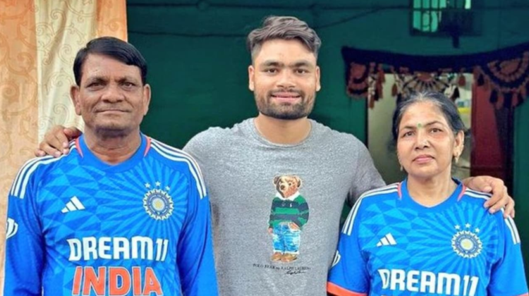 रिंकू सिंह अपने पिता खानचंद सिंह और मां के साथ घर के बाहर, सादगी और परिवारिक प्यार की कहानी बयां करते हुए। Rinku Singh Father की प्रेरणादायक तस्वीर।