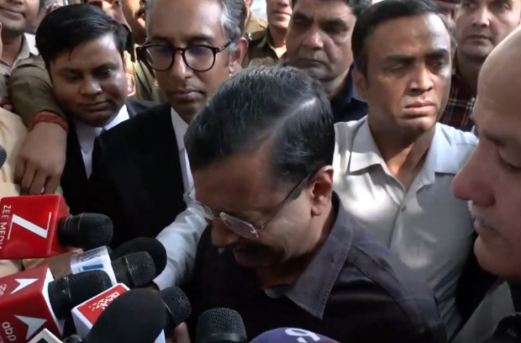 Arvind Kejriwalदिल्ली शराब नीति मामले में कोर्ट से क्लीन चिट मिलने के बाद भावुक होकर रोते हुए प्रेस कॉन्फ्रेंस में बोलते हुए, 2026