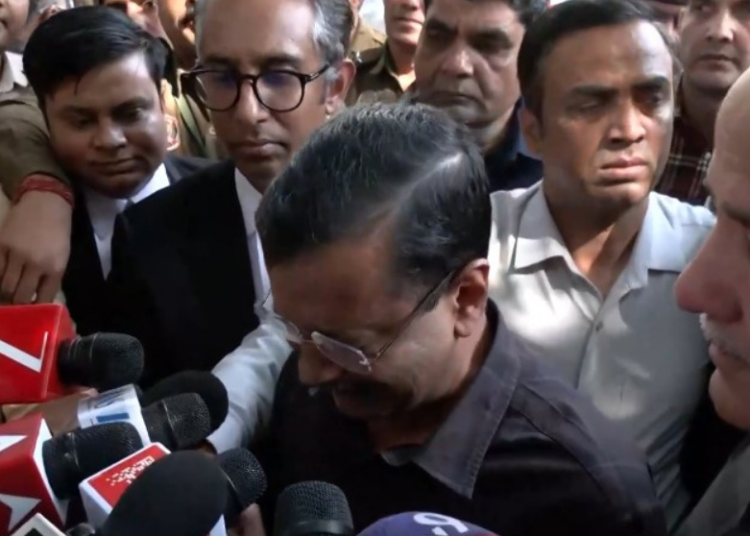 Arvind Kejriwalदिल्ली शराब नीति मामले में कोर्ट से क्लीन चिट मिलने के बाद भावुक होकर रोते हुए प्रेस कॉन्फ्रेंस में बोलते हुए, 2026