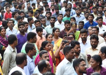 swanirvar bangla कैंप में लक्ष्मीर भंडार के लिए महिलाएं फॉर्म जमा करती हुईं