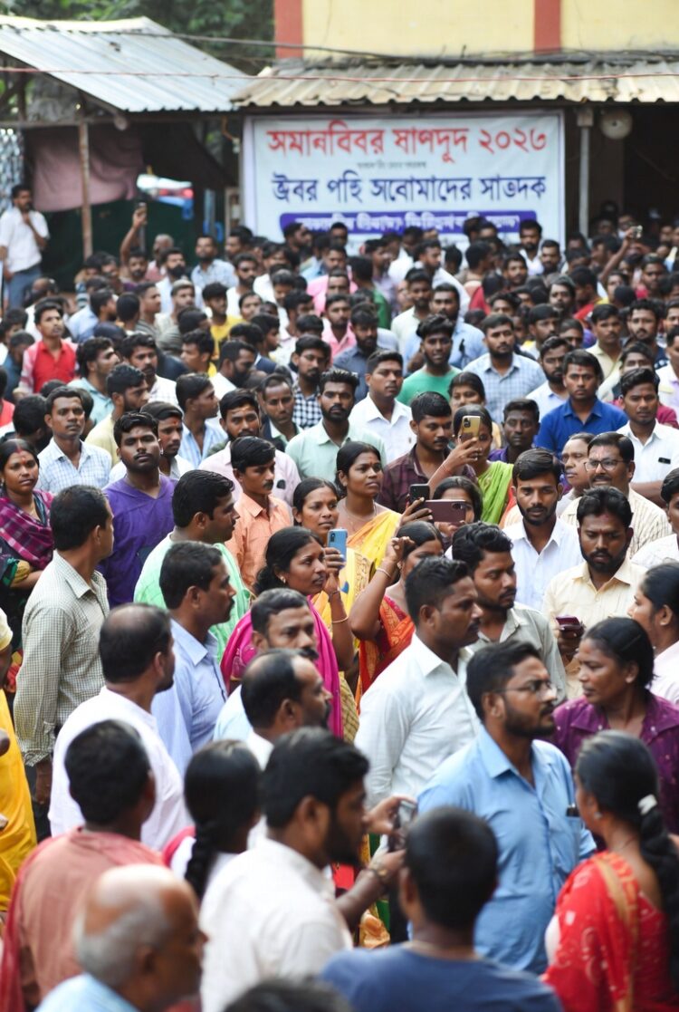 swanirvar bangla कैंप में लक्ष्मीर भंडार के लिए महिलाएं फॉर्म जमा करती हुईं