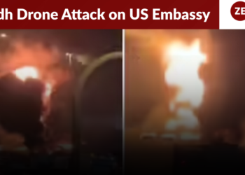Riyadh में अमेरिकी दूतावास पर ड्रोन हमले से उठता काला धुआँ और आग की लपटें, मार्च 2026