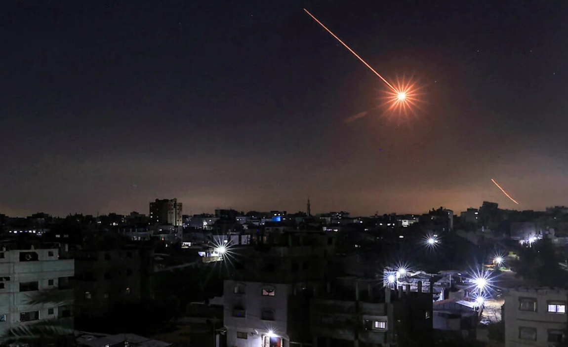 Hezbollah द्वारा इजराइल पर रॉकेट और ड्रोन हमला, खामेनेई की मौत का बदला लेने के लिए - उत्तरी इजराइल में सायरन बजते हुए, मार्च 2026