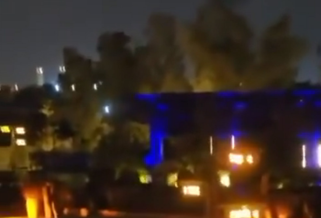 Riyadh में अमेरिकी दूतावास पर ड्रोन हमले से उठता काला धुआँ और आग की लपटें, मार्च 2026