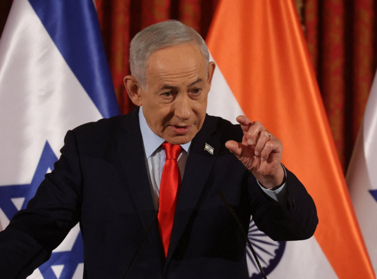 बेंजामिन नेतन्याहू इजराइली झंडों के सामने प्रेस कॉन्फ्रेंस में बोलते हुए, मार्च 2026 – Netanyahu Alive और सक्रिय दिख रहे हैं