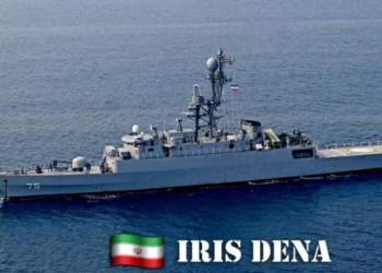 IRIS Dena फ्रिगेट भारतीय महासागर में MILAN 2026 के दौरान, ईरान का झंडा लहराता हुआ।