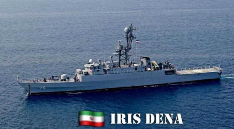 IRIS Dena फ्रिगेट भारतीय महासागर में MILAN 2026 के दौरान, ईरान का झंडा लहराता हुआ।