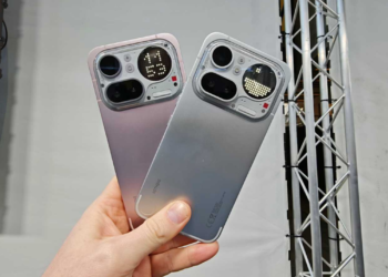 Nothing Phone 4a Pro रियर कैमरा मॉड्यूल, 50MP मुख्य + पेरिस्कोप टेलीफोटो + अल्ट्रावाइड, Glyph Matrix LED के साथ ट्रांसपेरेंट विंडो डिजाइन।