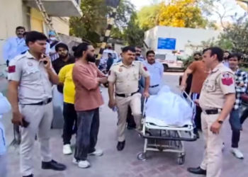 Uttam Nagar होली मर्डर केस: तरुण कुमार का शव अस्पताल से घर लाया जा रहा है, पुलिस और परिजन मौजूद, दिल्ली JJ कॉलोनी में तनाव