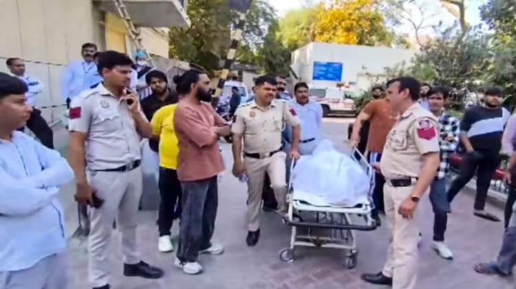 Uttam Nagar होली मर्डर केस: तरुण कुमार का शव अस्पताल से घर लाया जा रहा है, पुलिस और परिजन मौजूद, दिल्ली JJ कॉलोनी में तनाव