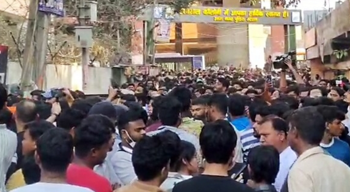 दिल्ली के Uttam Nagar में होली विवाद के बाद विरोध प्रदर्शन, भीड़ और पुलिस बल तैनात, तरुण कुमार हत्या मामले में सड़क पर तनाव