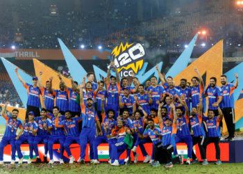 Gautam Gambhir और सूर्यकुमार यादव T20 विश्व कप 2026 ट्रॉफी के साथ मुस्कुराते हुए खड़े हैं, भारत की ऐतिहासिक जीत का जश्न मनाते हुए।